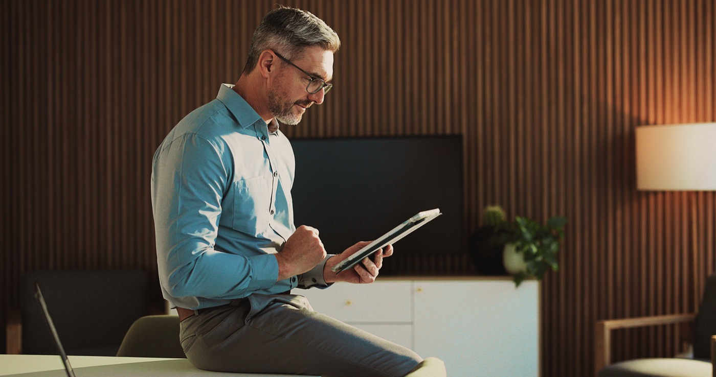 Associado consultando relatório financeiro em tablet